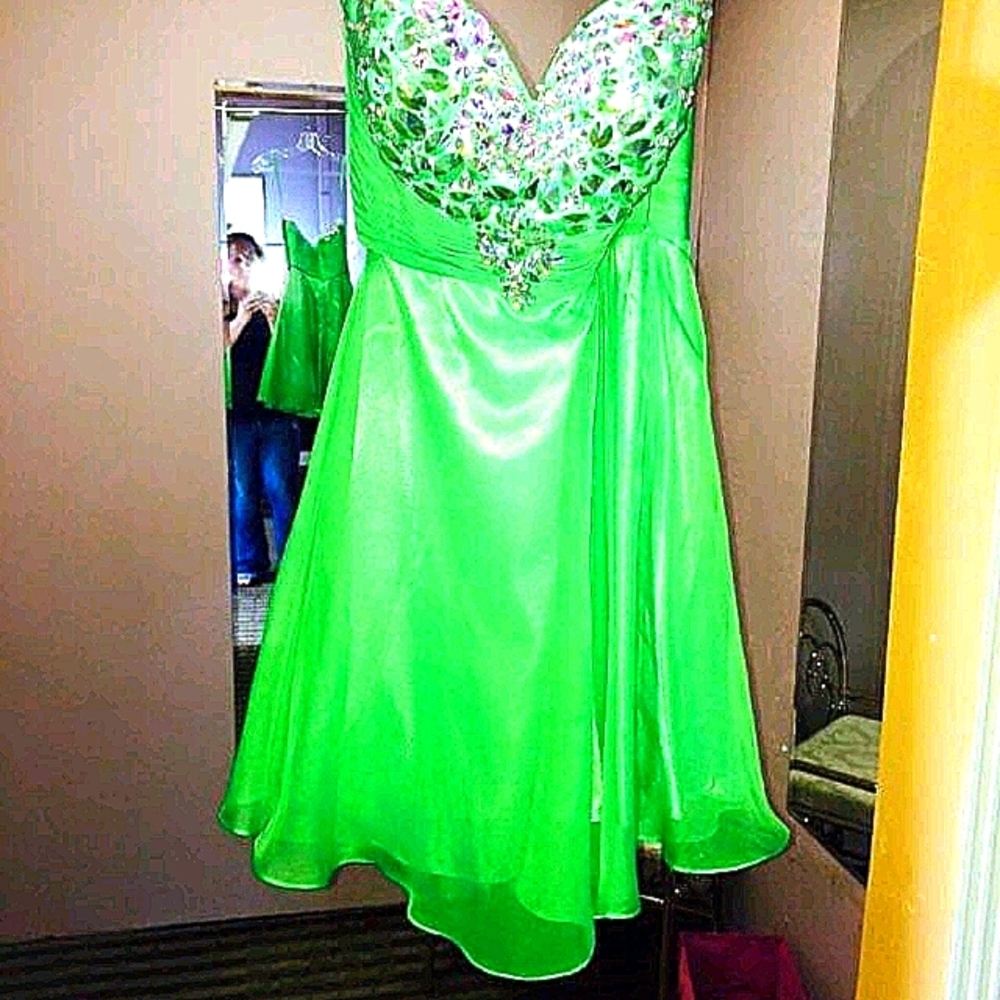 SOLD short Chartreuse green Hoco Dress, size 4, - Picture 1 of 1